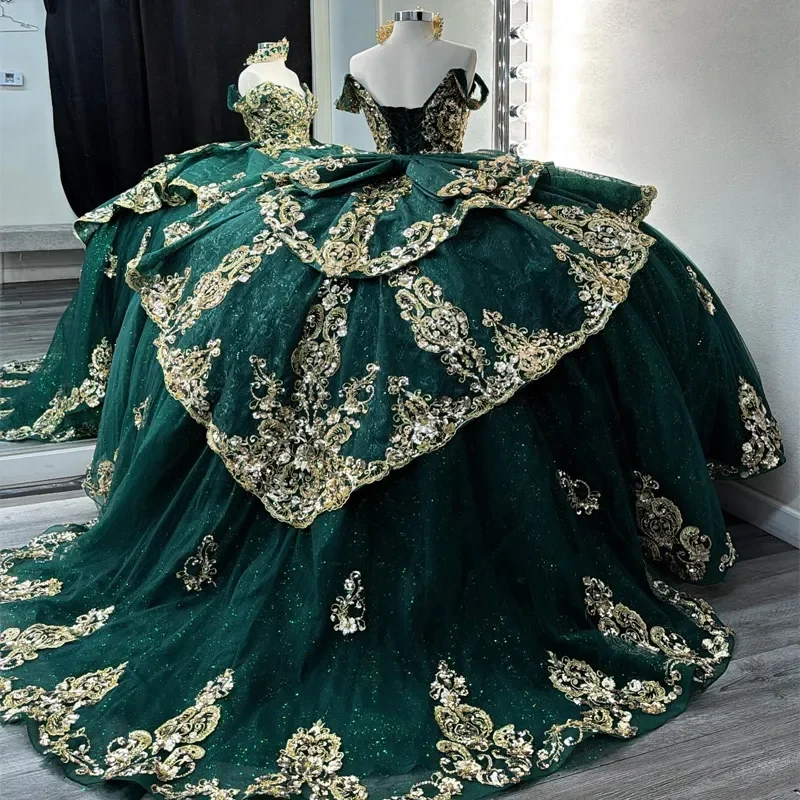 ANGELSBRIDEP Abiti stile Quinceanera con spalle scoperte verde smeraldo Applique in pizzo dorato Perline Corsetto Compleanno Dolce 16 Abiti personalizzati