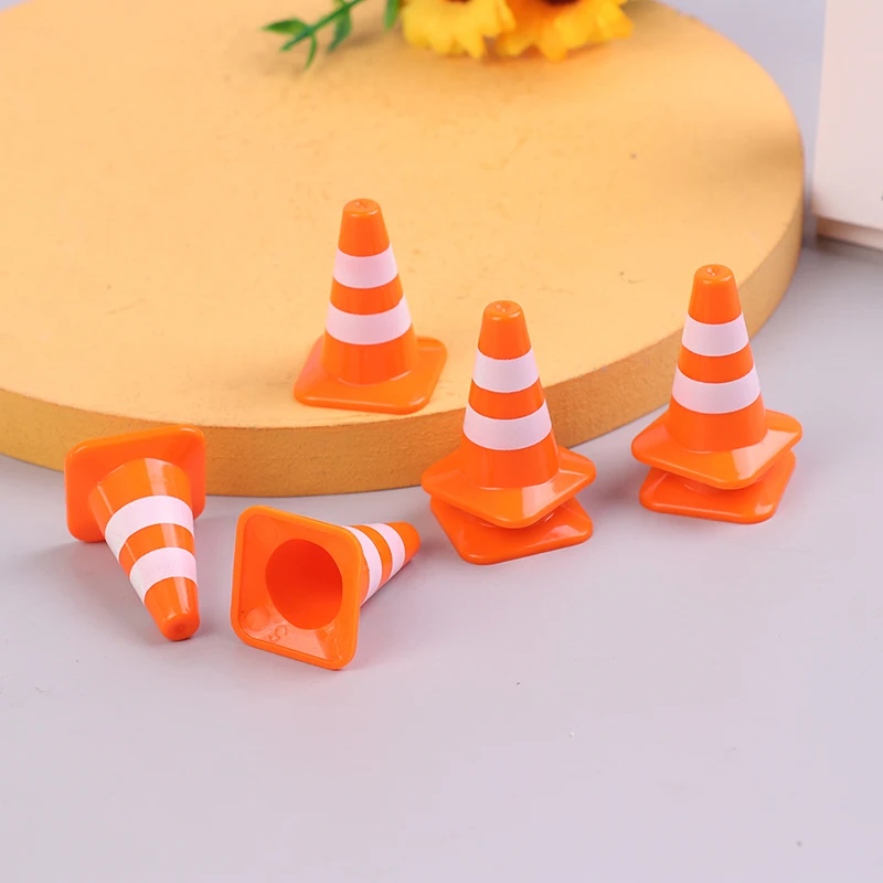 Mini conos de tráfico de plástico para niños, señales de bloqueo de carretera de entrenamiento, juguete educativo DIY, Decoración de casa de muñecas, 7 piezas