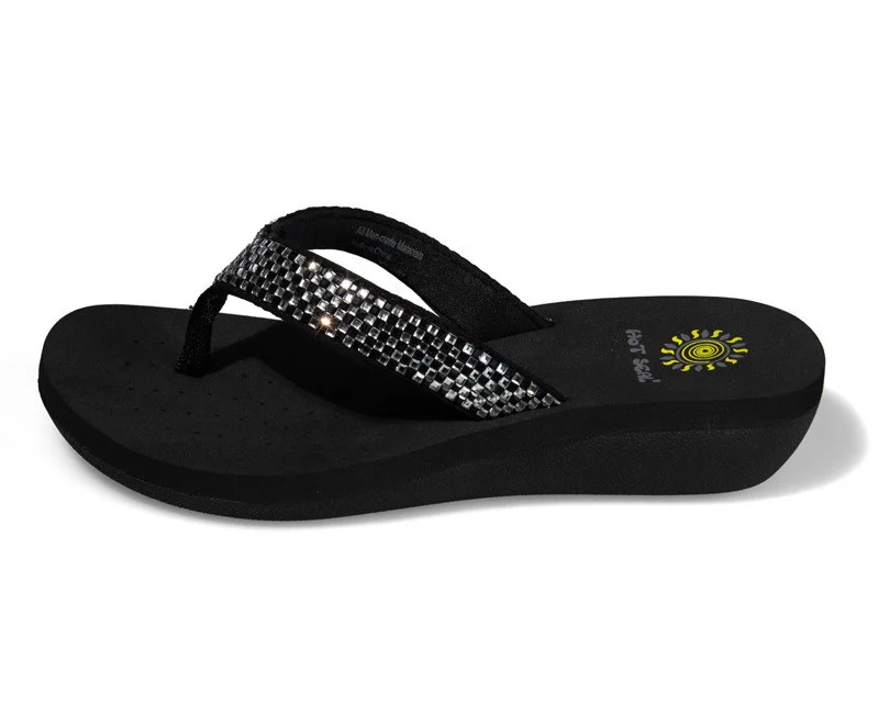 New Arrival Summer Rhinestone Slope Heel Herringbone Tuo Round Head Anti Slip New Spring Slippers Slides Women Shoes for Women