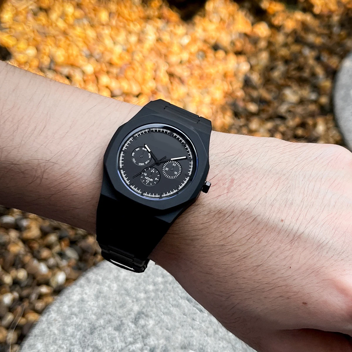 ساعة كوارتز بلاستيكية مقاومة للماء للرجال كاجوال بثلاثة أقراص سوداء كبيرة الحجم وساعات رياضية