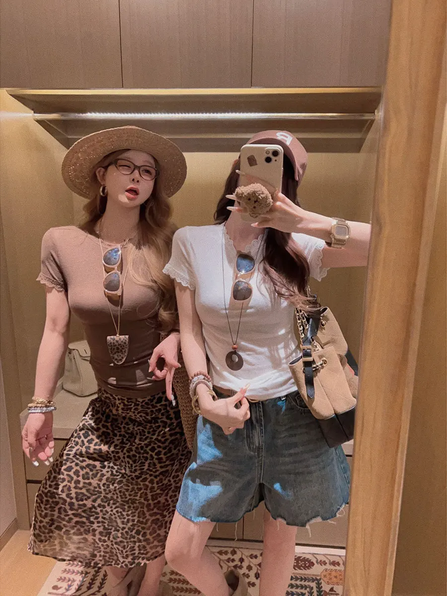 

Футболка Yukiss Quality Series с коротким рукавом, кружевной отделкой, приталенного кроя, из лиоцелла и конопляной ткани, с индивидуальной окраской, в повседневном стиле, с круглым вырезом