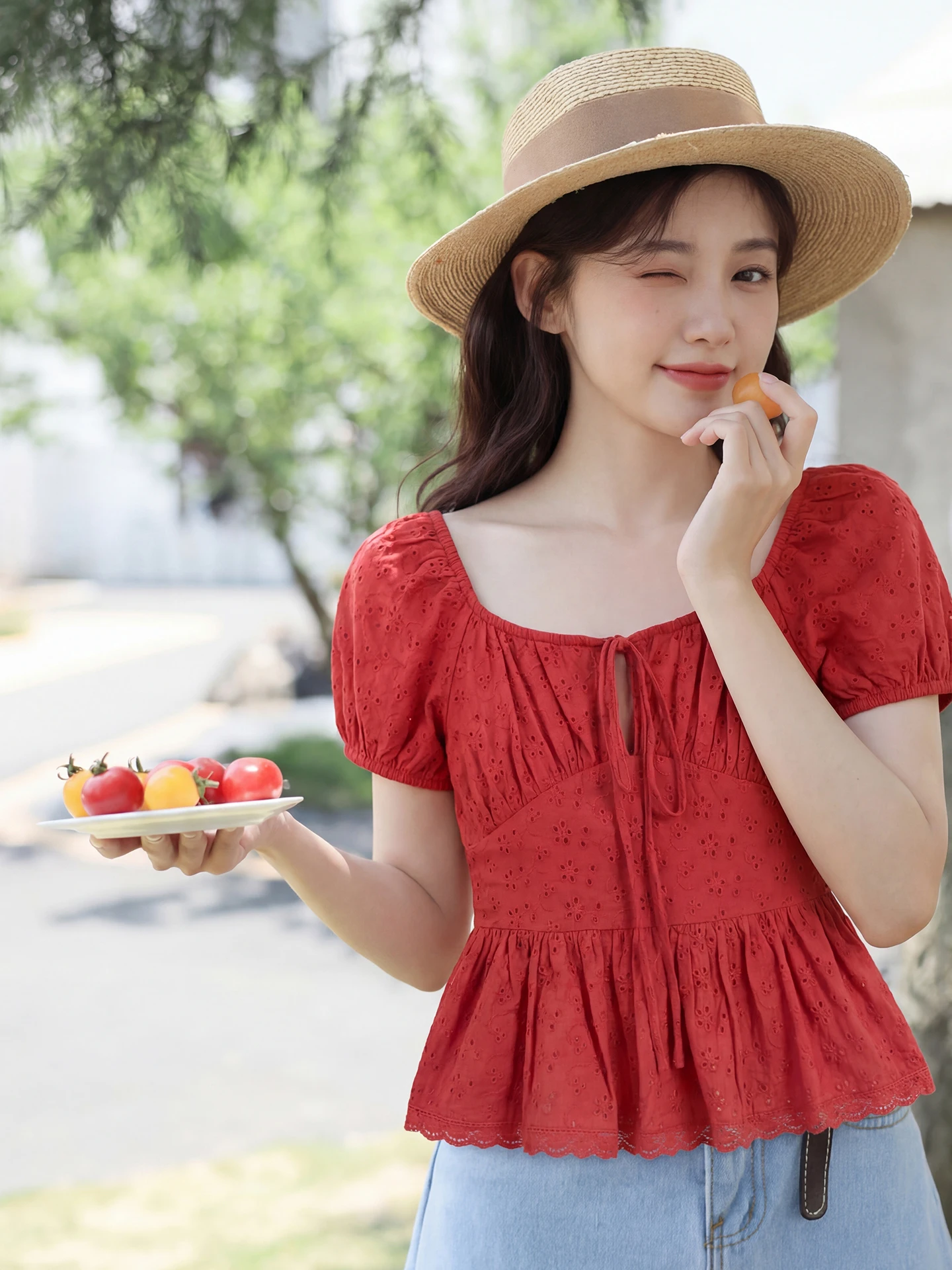 

Женская летняя рубашка в французском стиле с красными рукавами-фонариками, коротким рукавом, ажурным дизайном, поясом на талии и завязками.