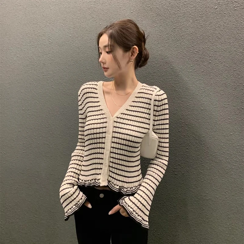 

Faionable V-Ne Knitted Sweater Spring Summer New Sle Korean Striped Color Blo Wood ain Commute Long Sve Top