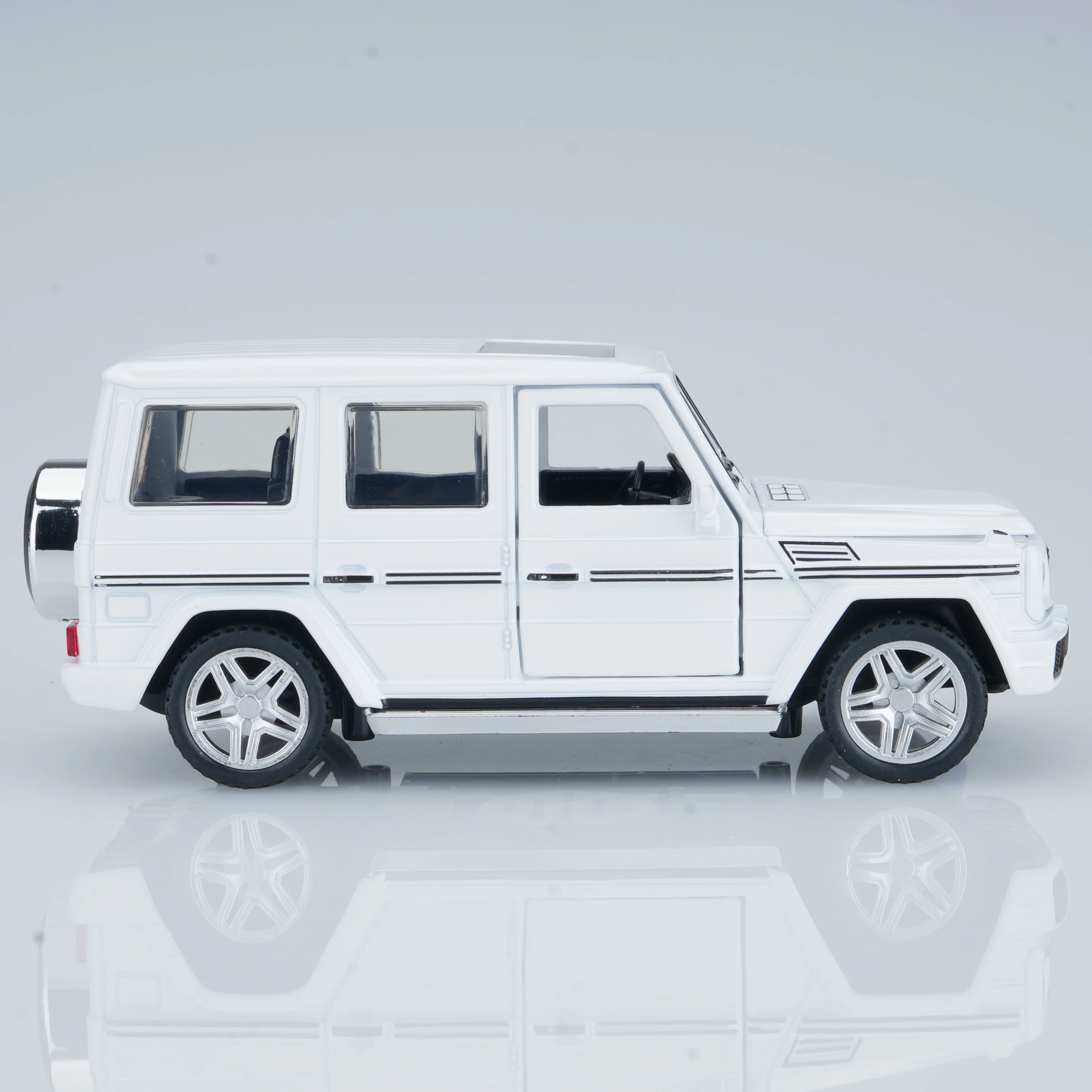 

Масштаб 1:32, белая, предварительно смоченная литая модель автомобиля, легкосплавный автомобиль, подходит для коллекции, подарков и праздничных подарков.