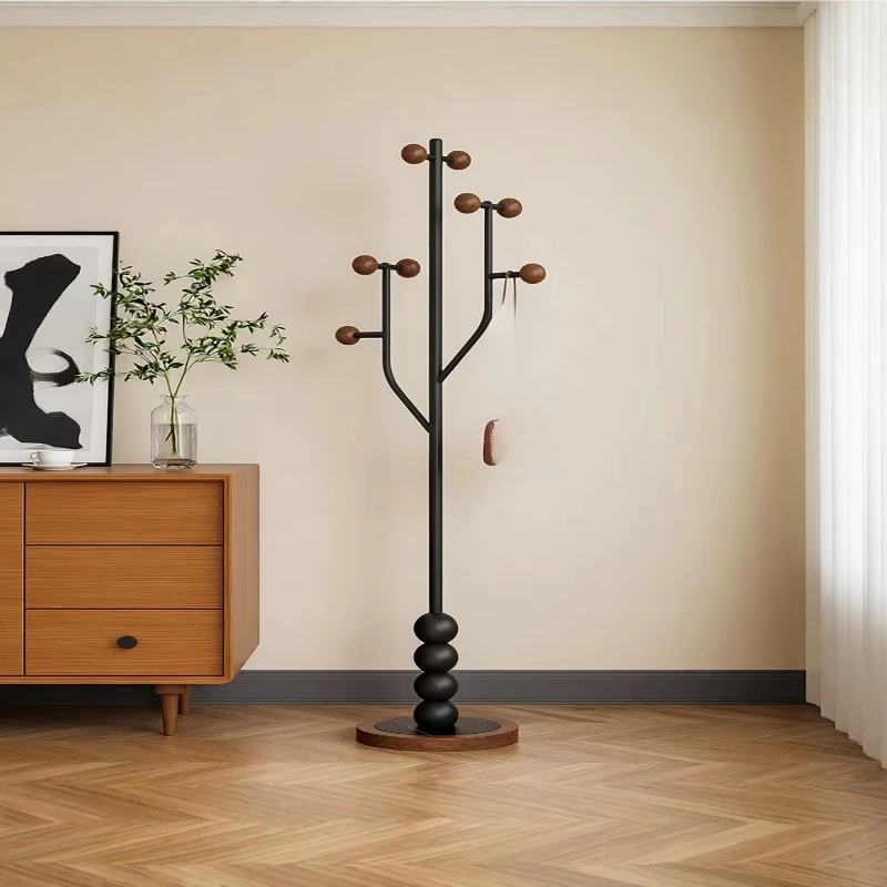Medieval-style metal floor-to-ceiling hangers, space-saving vertical hangers for family living rooms and small bedrooms