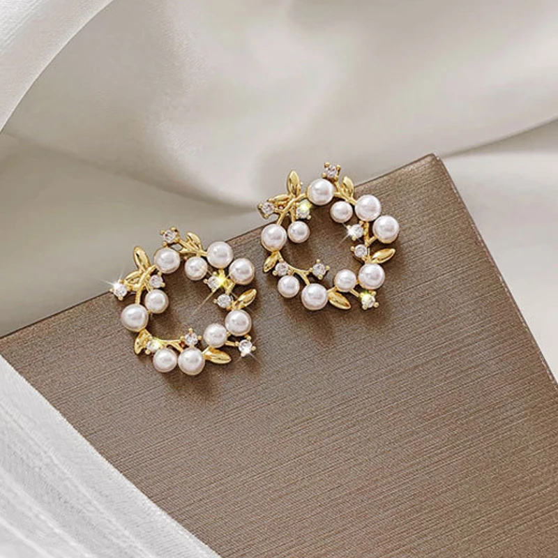 Cute Golden Garland Shape Stud Earrings for Women Fashion Crystal Imiation Pearl Small Earrings Wedding Party Sweet Jewelry