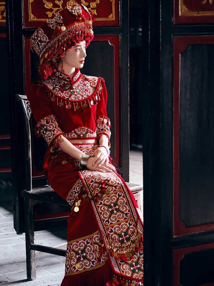

Red ethnic embroidery heavy industry wedding dress exotic performance costume photography