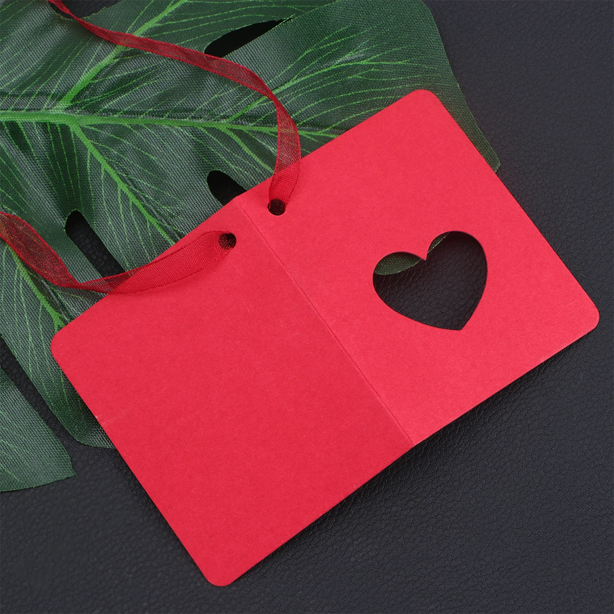 50pcs Heart Rope Hollow Hollow Heart Shape Design for Tag With Red Rope Wedding Birthday Clothing Gift Tag Labels Bookmarks