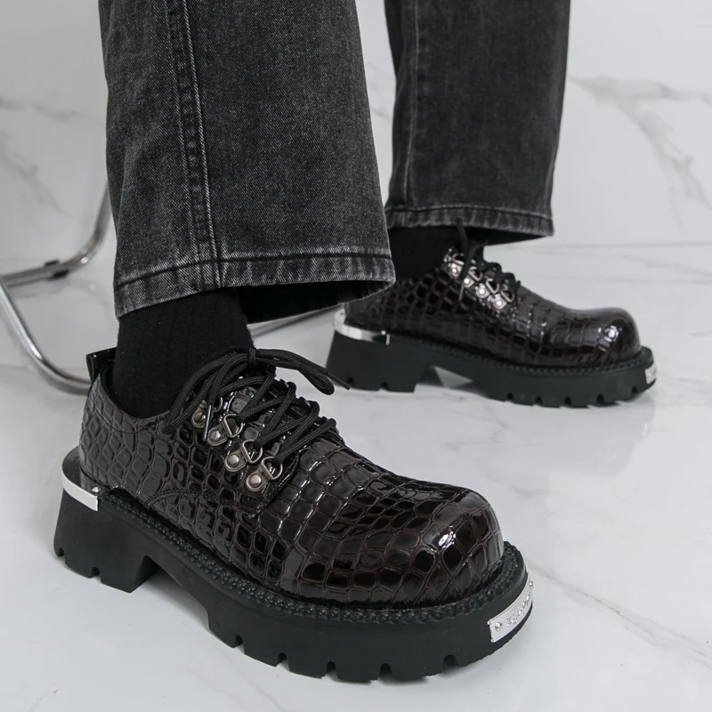 

Retro Casual Men's Commuter Thick Bottom Large Head Shoes Black Heightening Derby Shoes Carved Wing Pattern Zapatos Para Hombre