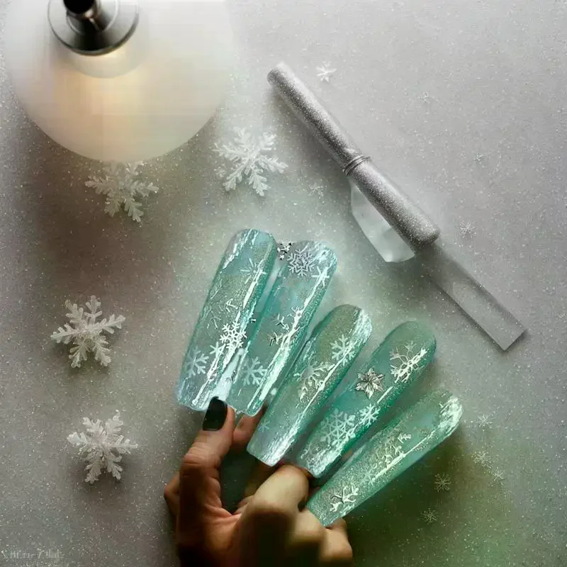 Maniküre-Abziehbilder mit Gold-/Silber-Schneeflocken für DIY-Nagelkunst, lebendige Cartoon-Weihnachtsnagelaufkleber mit Glitzer