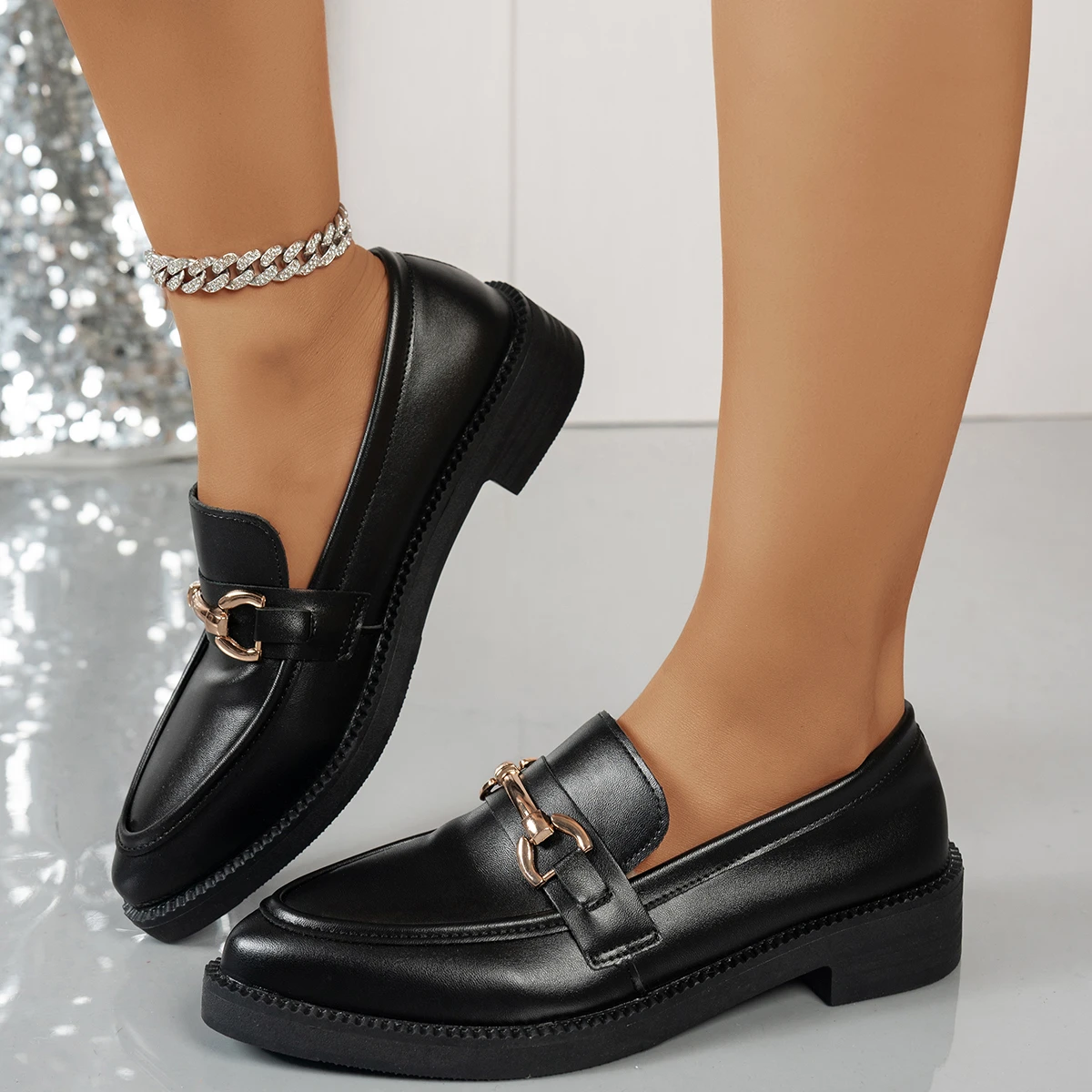 Spring and Autumn Women's Pointed British Style Solid Color Casual Low-top Shoes 2026 New Fashion Metal Chain Office Loafers
