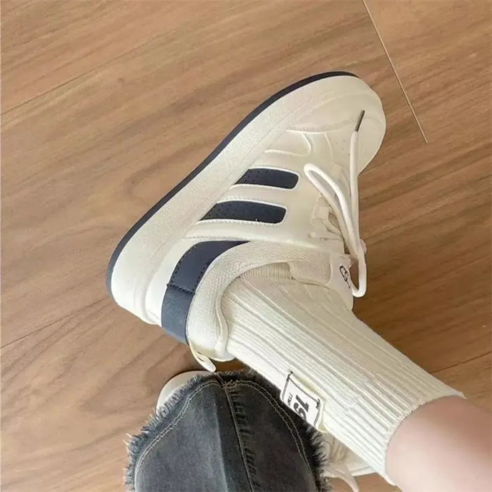 

Новинка 2023 года, красные женские вулканизированные туфли, повседневные кроссовки на платформе, винтажные спортивные женские корейские дизайнерские туфли на плоской подошве в стиле Харадзюку, школьный теннис