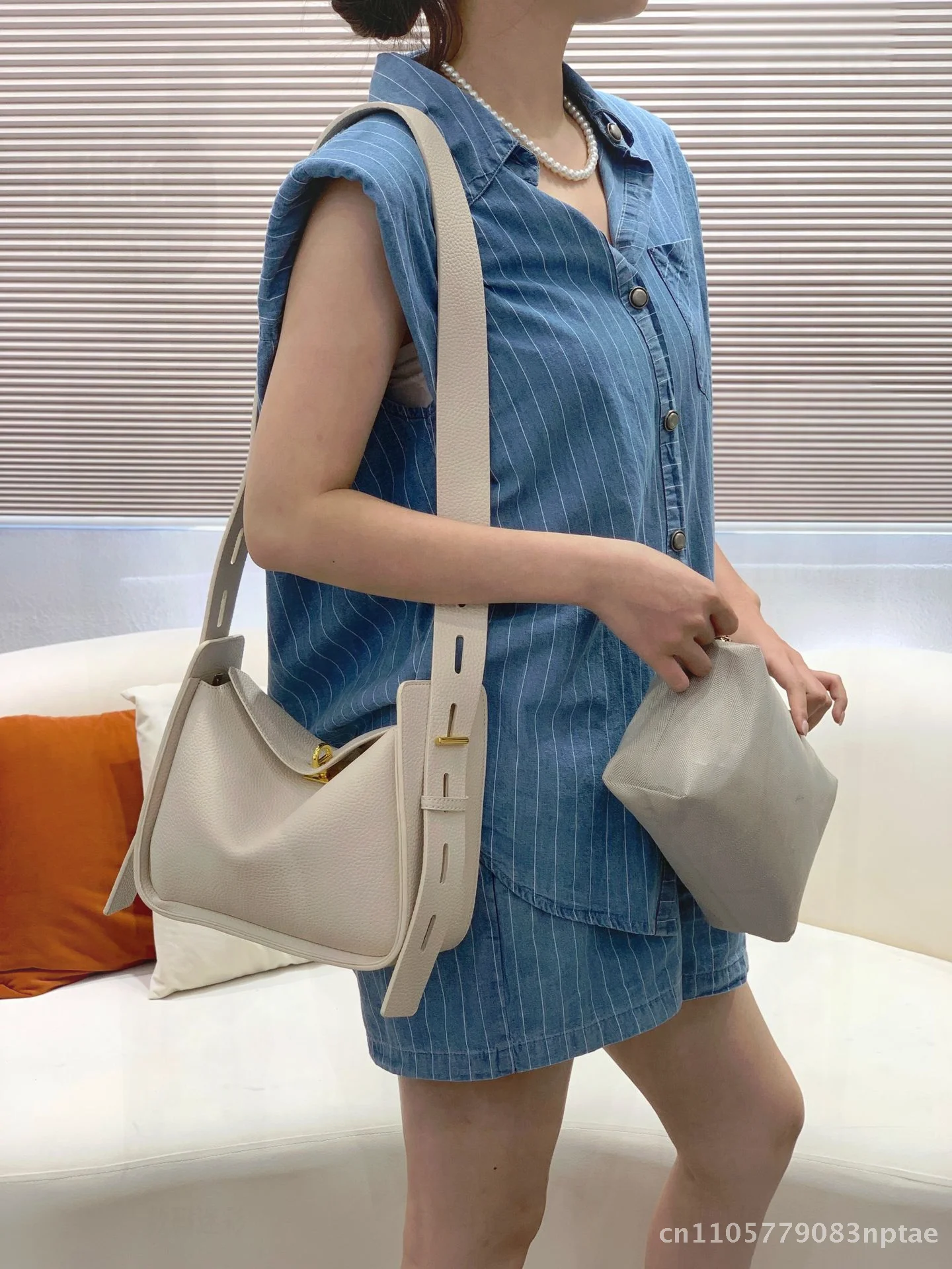 Litchi Pattern Wide Shoulder Strap Bucket Bag Casual Crossbody Pillow Bag Street Fashion PU Small Commuter Bag Black Brown Ivory