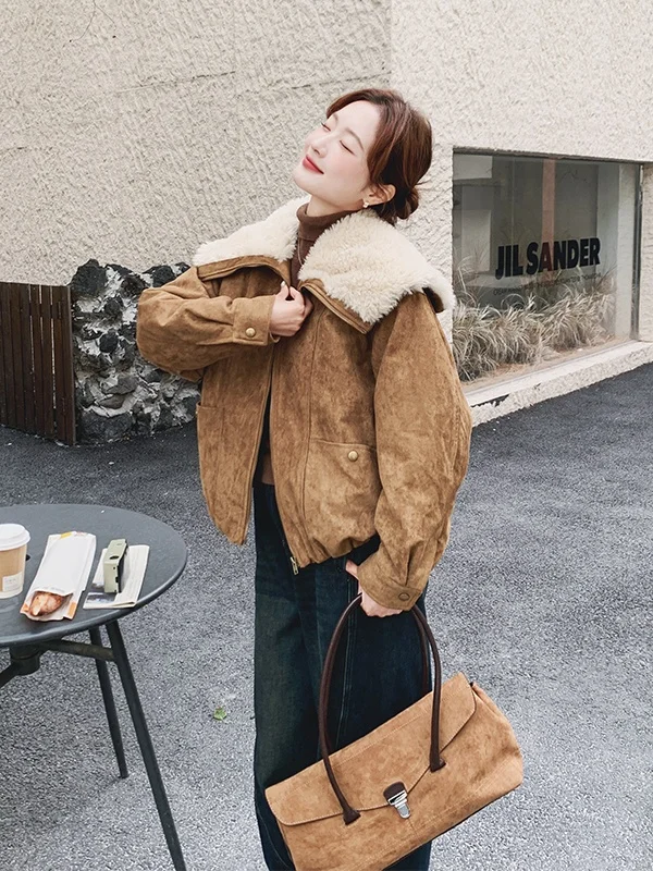 

Женская утепленная короткая пуховая куртка с воротником из овечьего меха, модная зимняя верхняя одежда, повседневный стиль, стандартный крой, белый цвет, наполнитель из пуха.