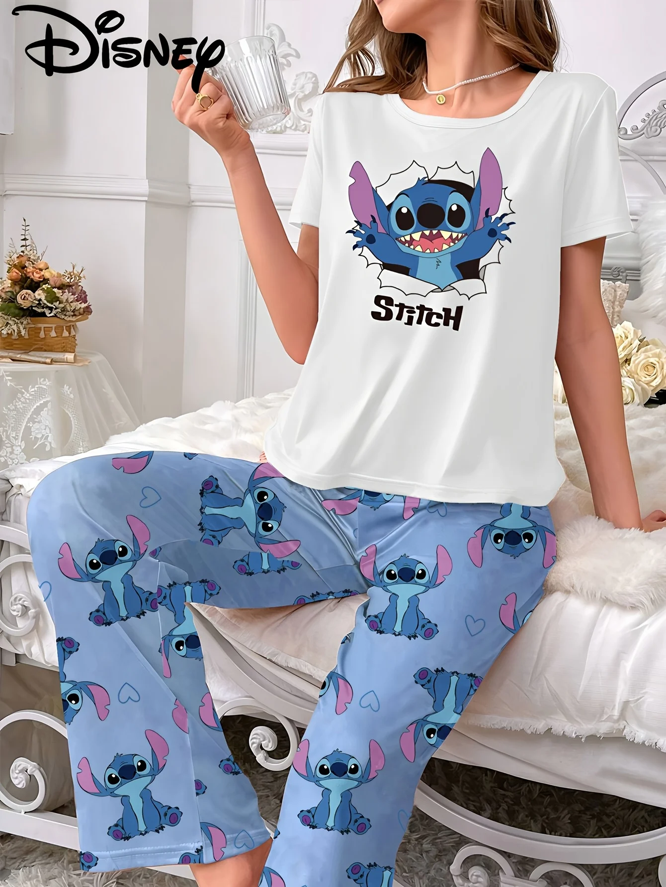 

Женский пижамный комплект с милыми принтами Disney Stitch, состоящий из топа с короткими рукавами и брюк, удобный для дома или прогулок на улице.