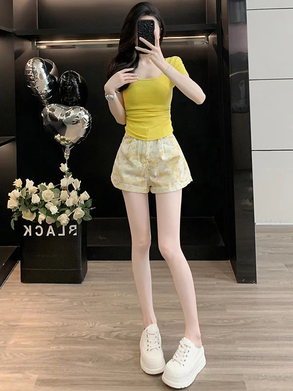 

Женский летний повседневный спортивный комплект из двух предметов: футболка с низким вырезом и коротким рукавом, облегающего кроя, и джинсовые шорты, хлопок, круглый вырез горловины.