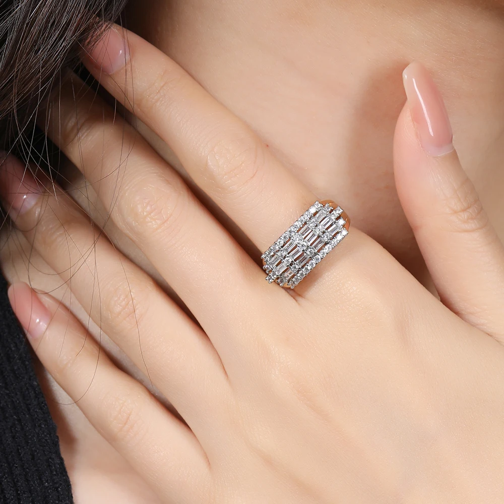 Französischer leichter Luxus-Schmuck mit eingelegten Baguette-Ohrringen und Ringen im zweifarbigen Set, vielseitiger Schmuck für den Arbeitsweg und Bankette. – Detail 3