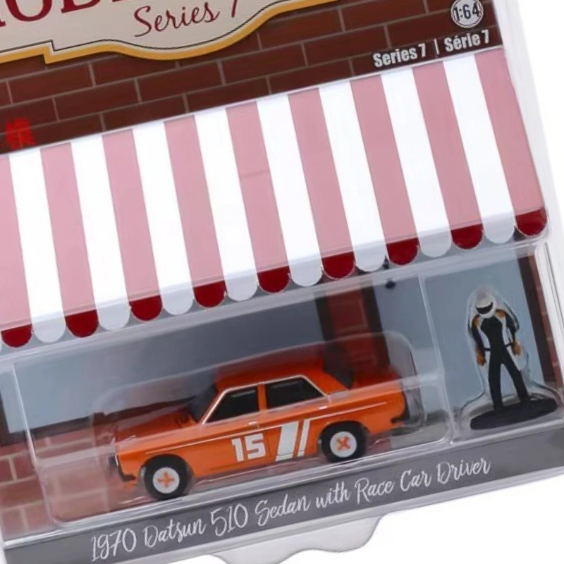 Greenlight 1:64 1970 Datsun 510 w Motorista de carro de corrida Datsun Coleção de brinquedos Pequenos presentes Modelo de suspensão de parede