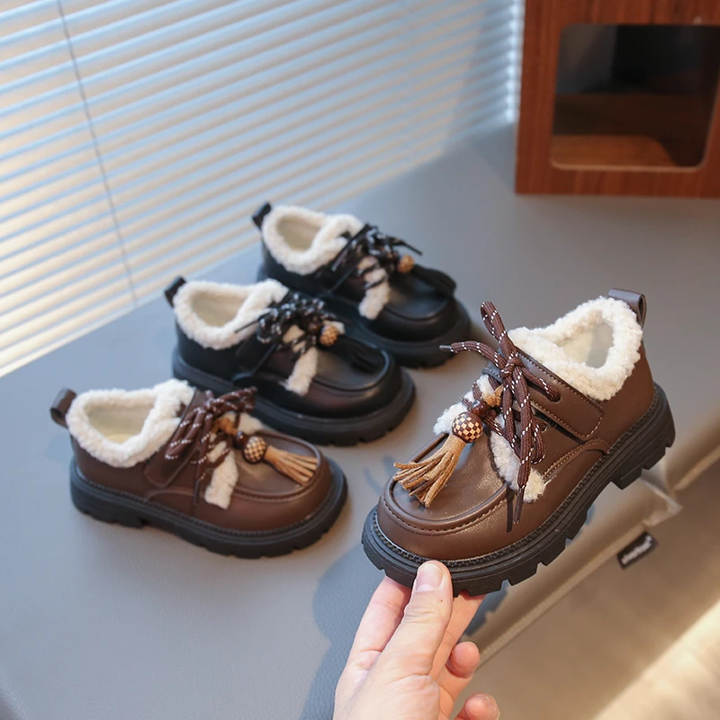 

Туфли Мэри Джейн с плюшевой подкладкой для маленьких девочек и милой бахромой. Новинка 2025 года. Зимние детские модельные туфли на мягкой подошве. Классические детские праздничные туфли на плоской подошве.