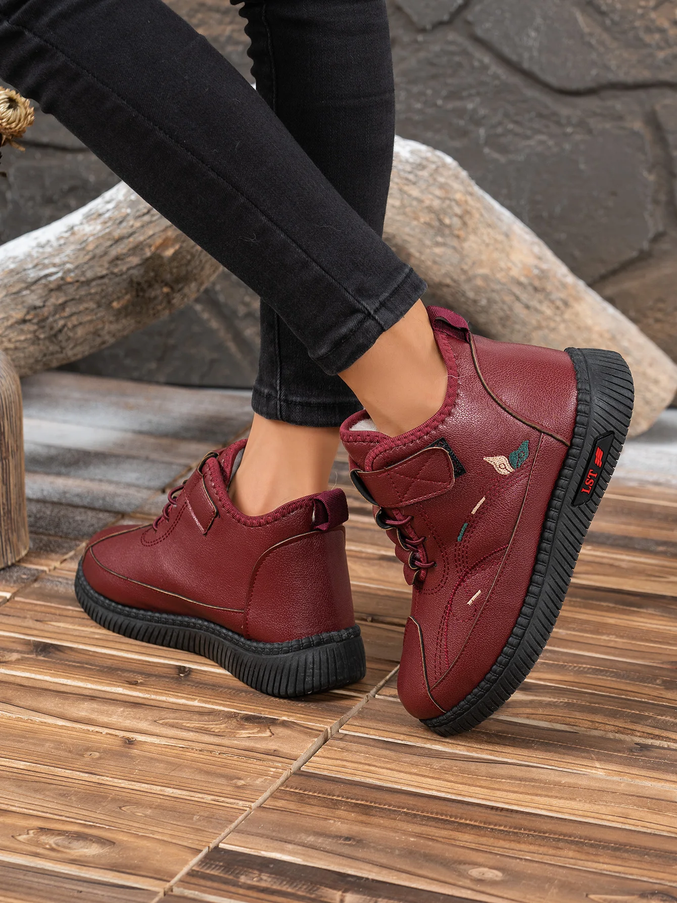 2026 Winter Damen Fleece-Gefütterte Leder-Stiefeletten Klettverschluss Stickerei Rutschfeste Weiche Gummisohle Warme Freizeitstiefel – Detail 1