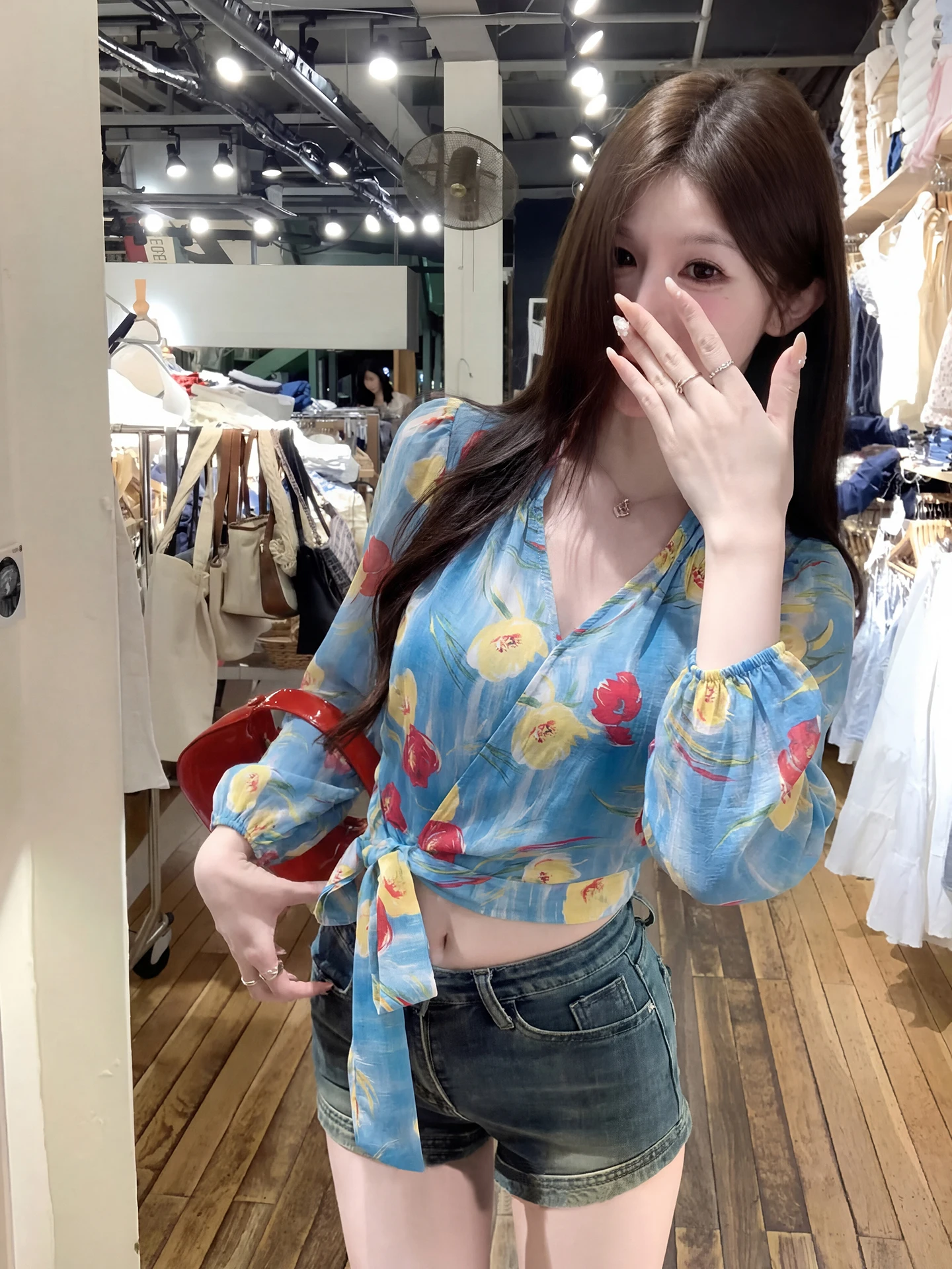 

Зеленый шифоновый топ Green Gully с синим цветочным принтом, женский, с коротким V-образным вырезом, завязками по бокам, приталенный, весна-лето, новый французский стиль