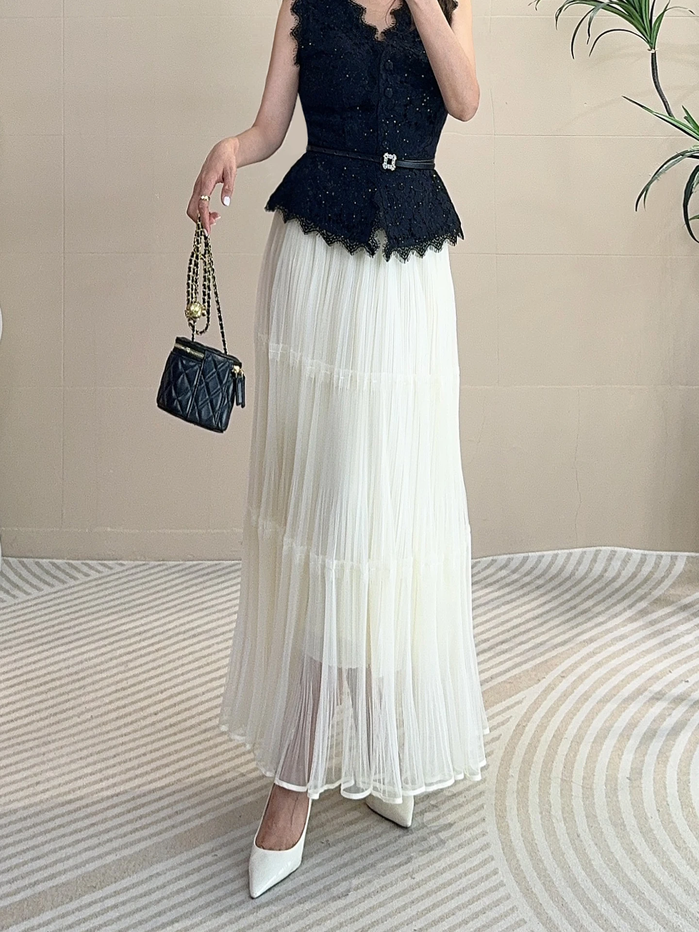 

Элегантная юбка Prissy с богатой отделкой, плиссировкой и кружевным подолом, скрывающая бедра и стройнящая фигуру, белая, в стиле феи, средней длины.