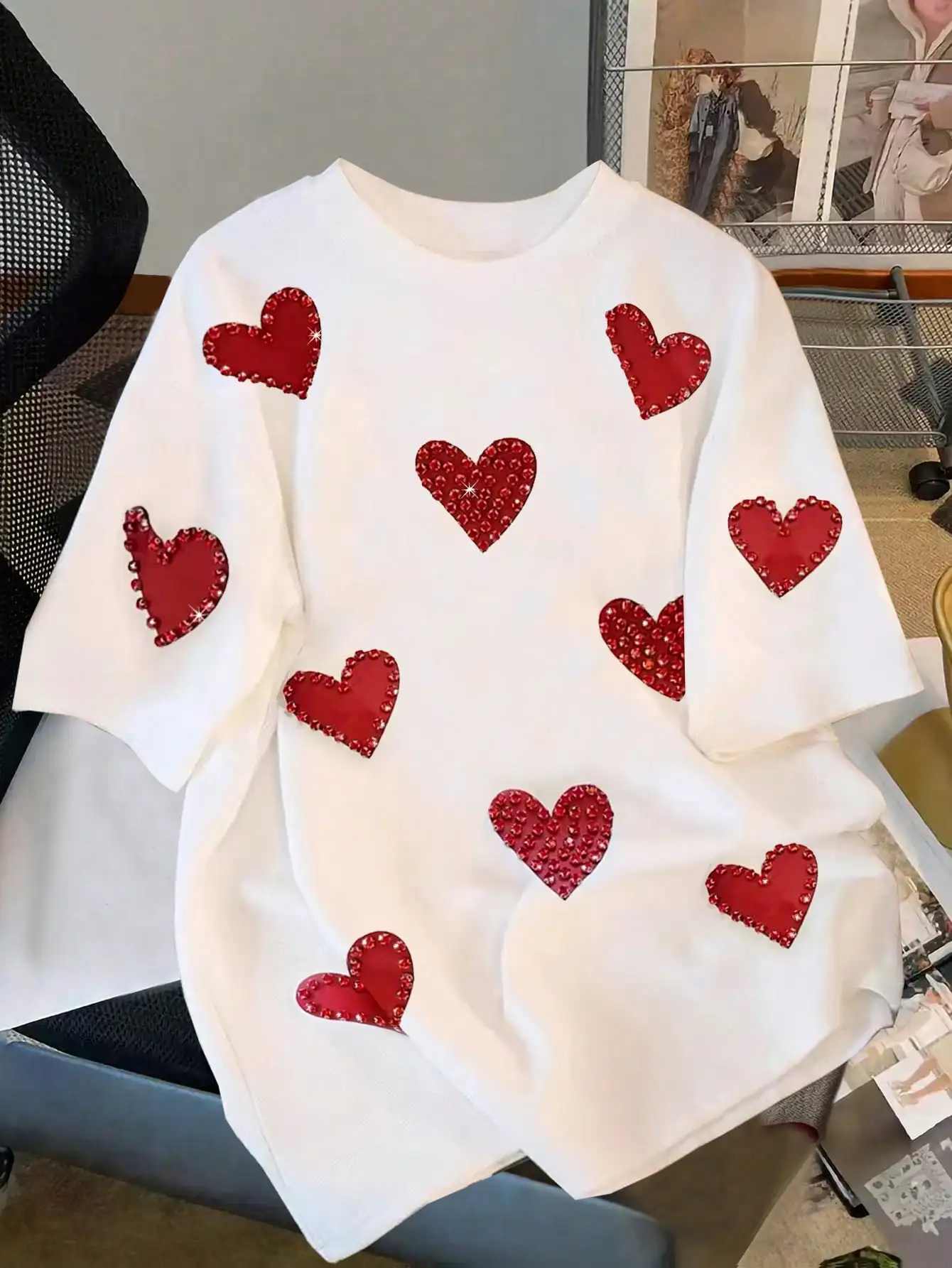 

Женская повседневная белая футболка с красными стразами в виде сердца, короткий рукав