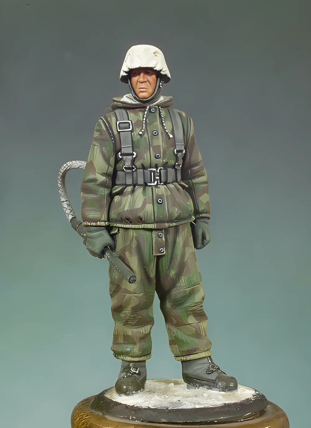 1/35 model kit resin kit  soldiers in winter (flamethrower)