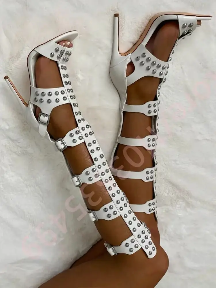 

Сексуальные женские сапоги до колена с заклепками и пряжкой на ремне, новинка лета 2021, подиумные сандалии для вечеринок, римские сапоги на высоком каблуке с открытым носком на шпильке