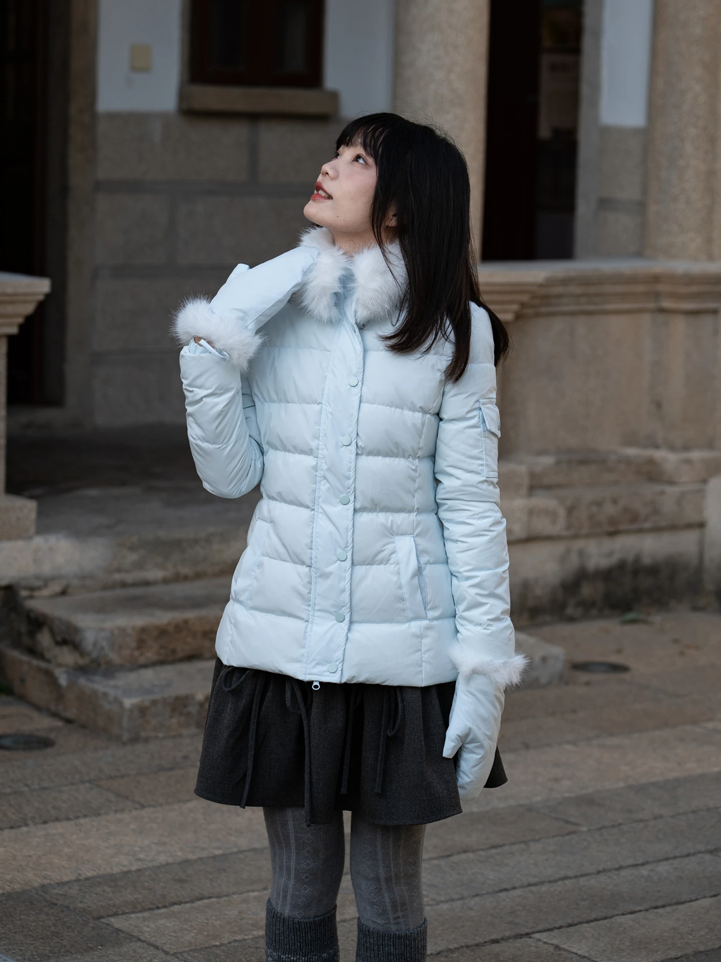 

Синяя женская зимняя куртка с меховым воротником и утяжкой на талии, утепленная 90% белым утиным пухом, приталенная, короткая, разных размеров