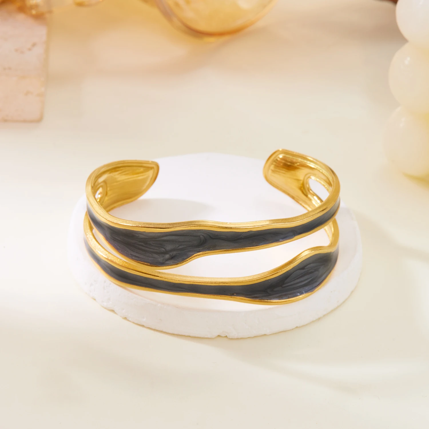 Offenes Vintage-Armband aus weißem Emaille-Edelstahl für Damen, einfaches Metall, unregelmäßige Form, geometrisches Armband, kein Verblassen von Schmuck – Detail 15