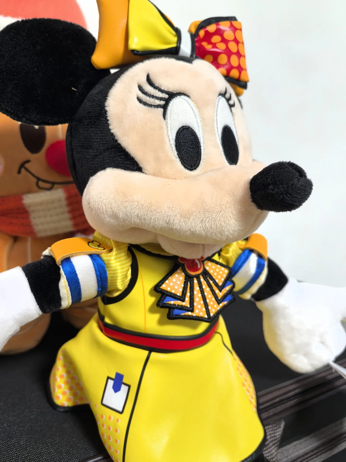 Kolorowe upominki z okazji urodzin Disneya - pluszowe figurki Myszki Miki i Minnie w czerwonych sukienkach - prezent urodzinowy dla dzieci