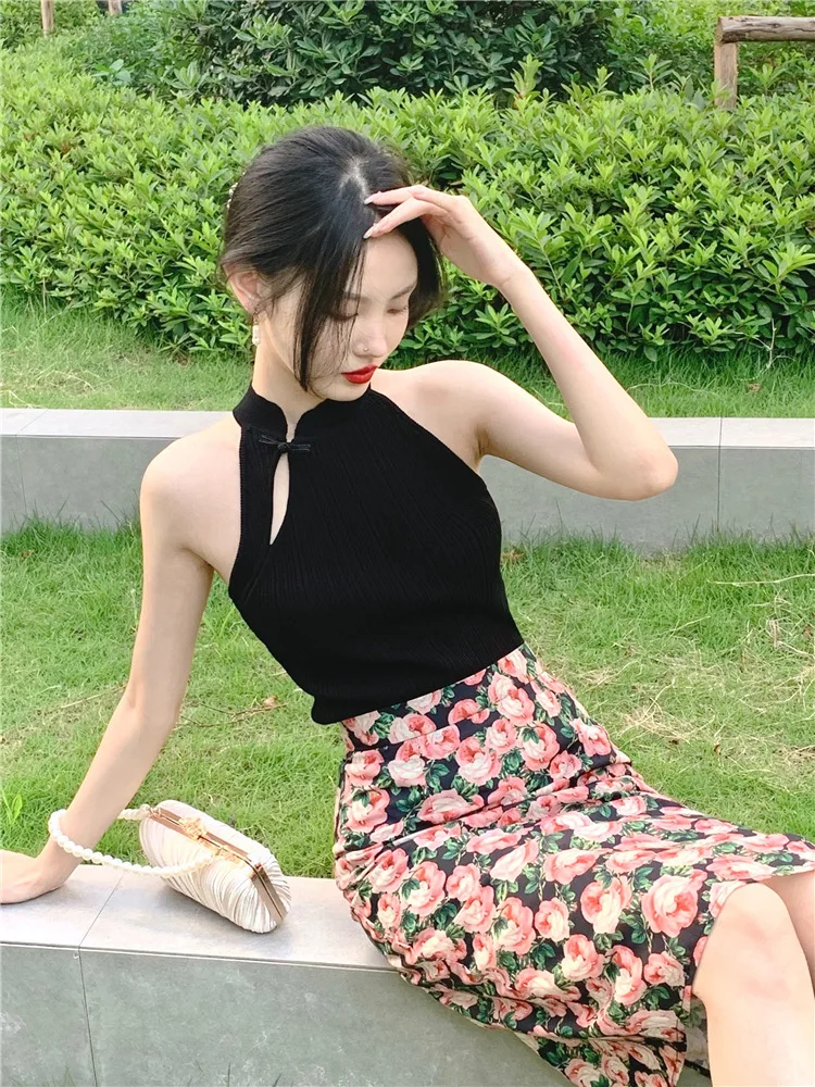 Elegancka kamizelka na lato 2024 w stylu chińskim, zapinana na guziki, z kołnierzykiem cheongsam, dopasowana, wyszczuplająca, podkreślająca ramiona, typu halter.