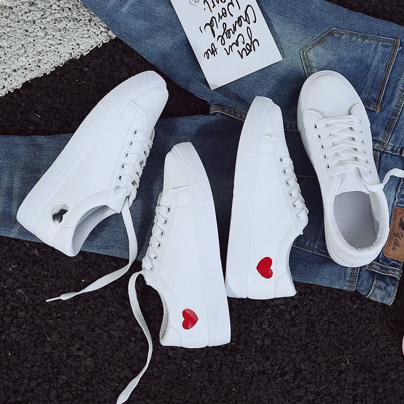 Wiosenne buty damskie Nowe Pu skórzane buty damskie Damskie serce Mieszkania Buty codzienne Białe trampki Projektant Luksusowy sznurowany tenis buty