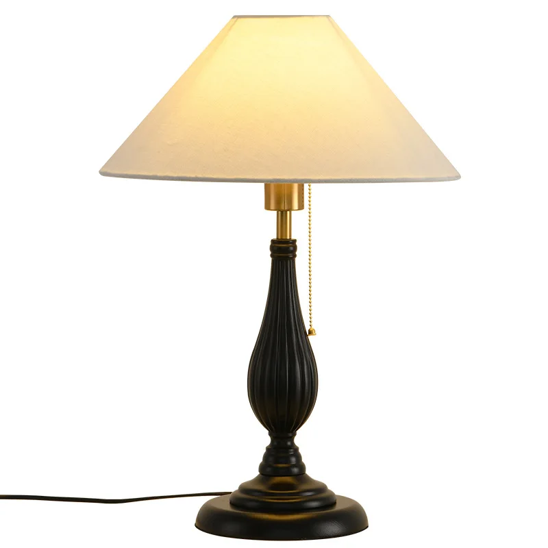 

Daguan Garden bedside lamp, American solid wood desk lamp, high-end atmosphere in the study of the homestay