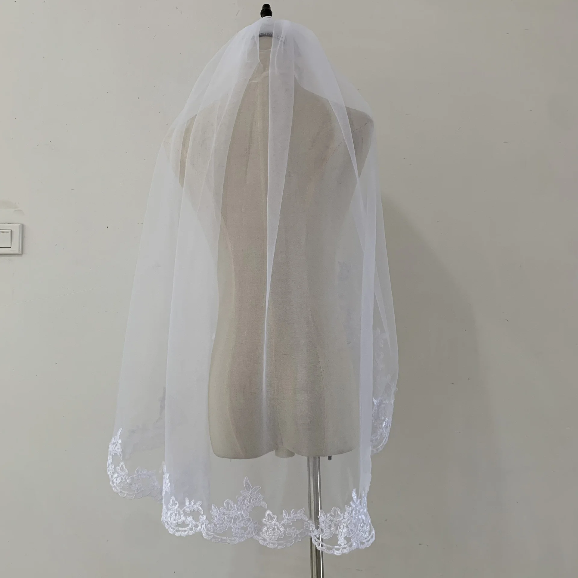 Voile en dentelle longueur du bout des doigts pour mariée, patients brodés avec peigne, pièce de sauna de mariage, accessoires, 1 niveau