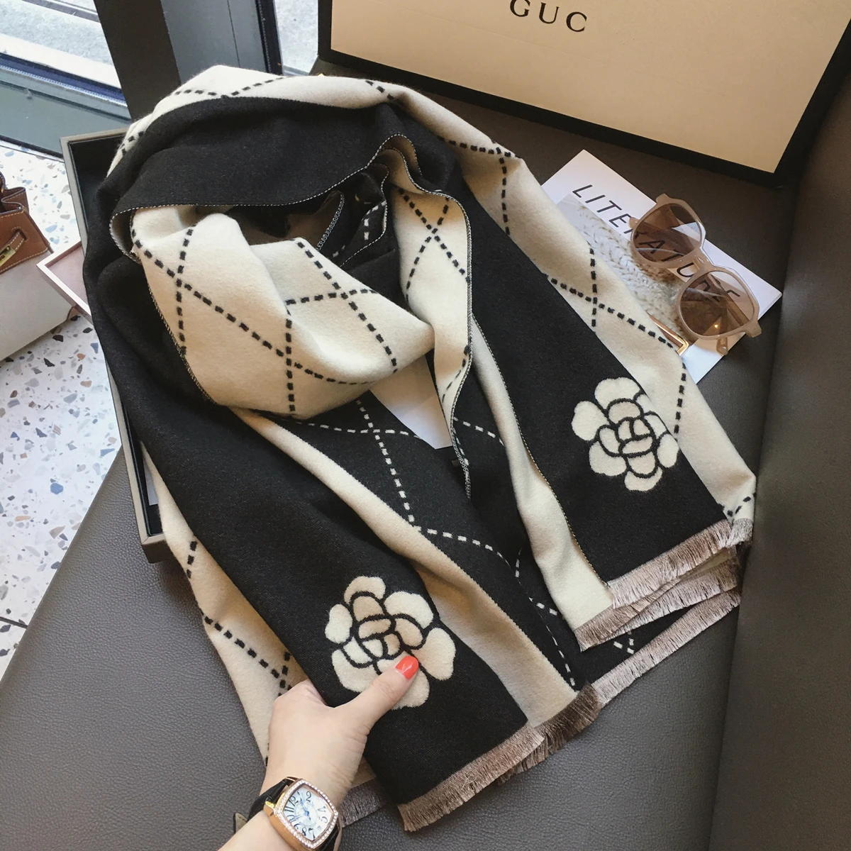 

Luxury Designer Brand Echarpe Hiver Femme New Winter Fashion Casual Cashmere Scarf Shawl Dual Purpose Warm Bib Women 명품 Hot Sale