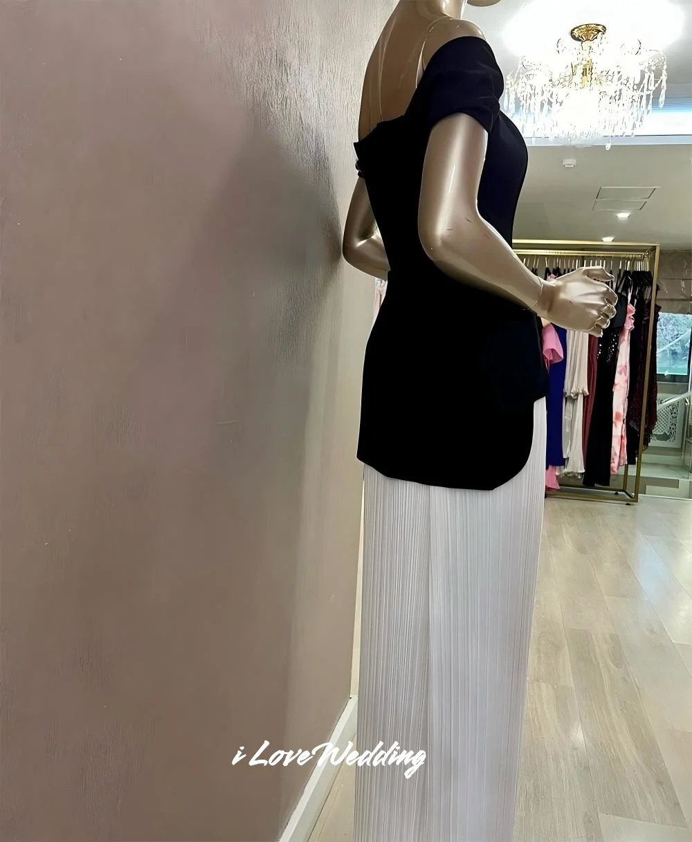 ชุดราตรีสีดำขาวแบบไม่มีสายรัดไหล่ แต่งระบาย ทรงเอไลน์ แบบเปิดไหล่ ชุดงานแต่งงาน ชุดงานเลี้ยง ยาวกรอมพื้น จับจีบ สามารถสั่งตัดได้