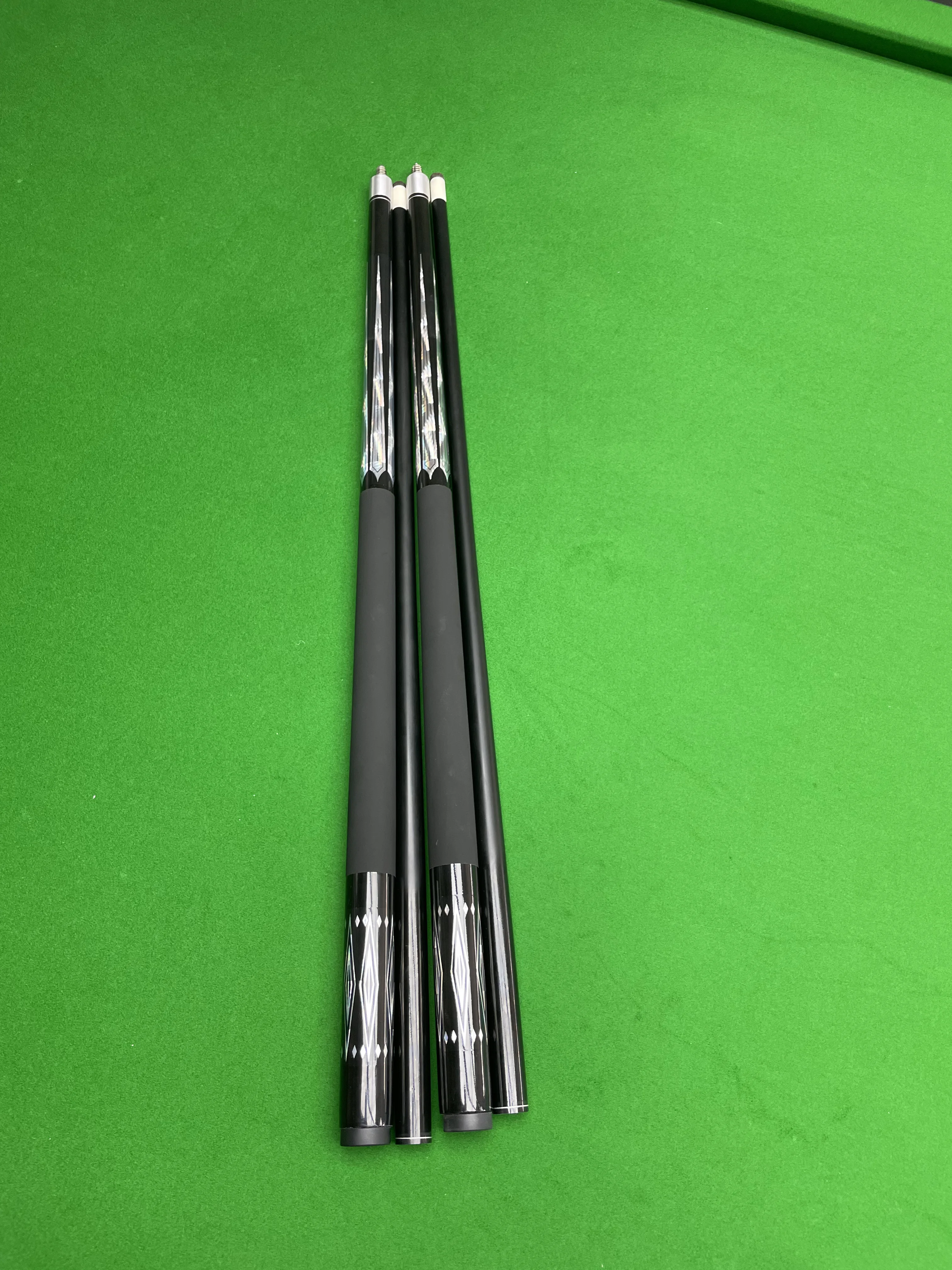 Premium Carbon Billiard Cue Stick  13mm Tip Durable with Silver Pattern High Stability for 9 Ball and Carom Billiards Players