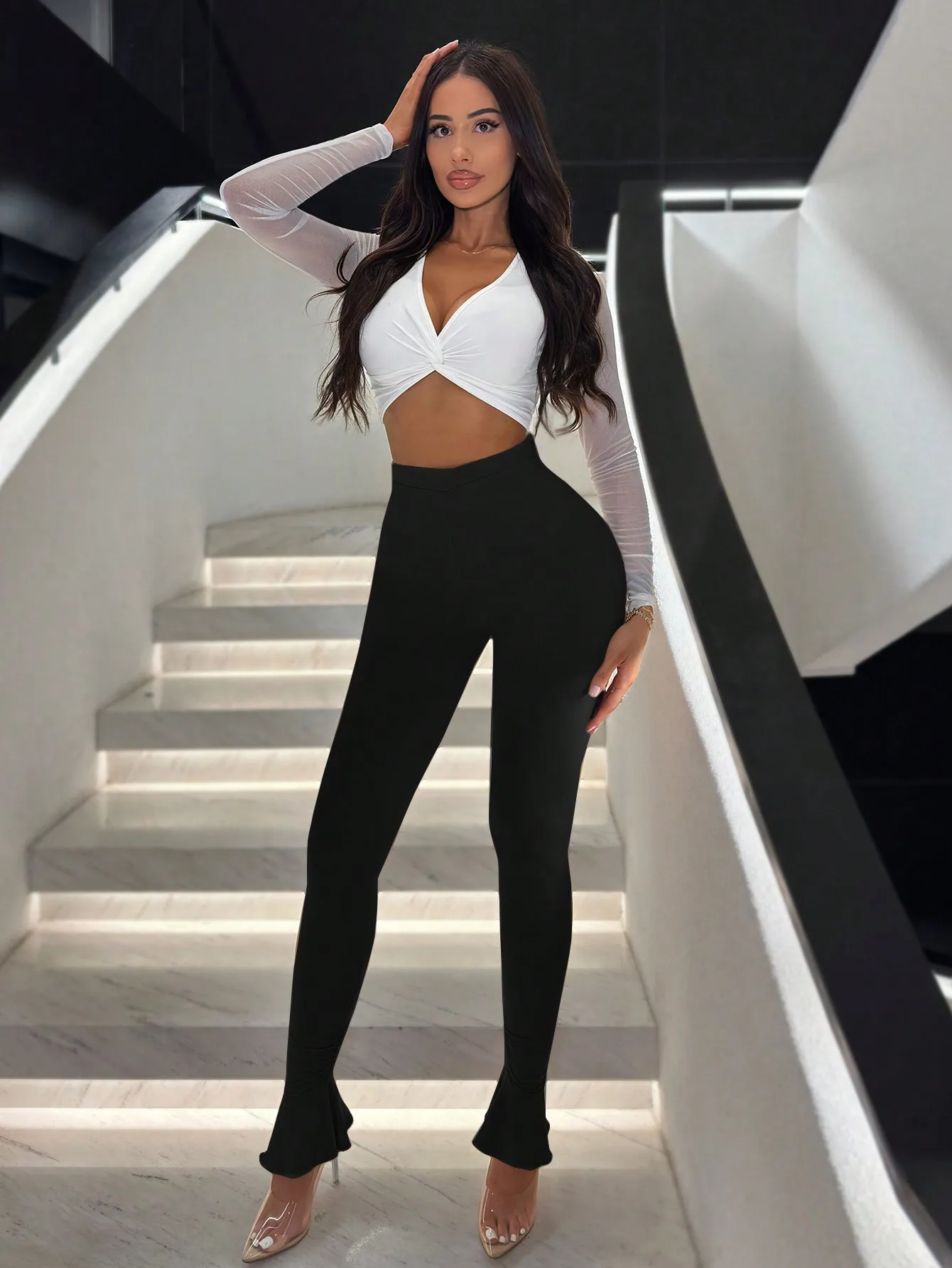 

Женские трикотажные облегающие широкие расклешенные брюки со сложенным краем