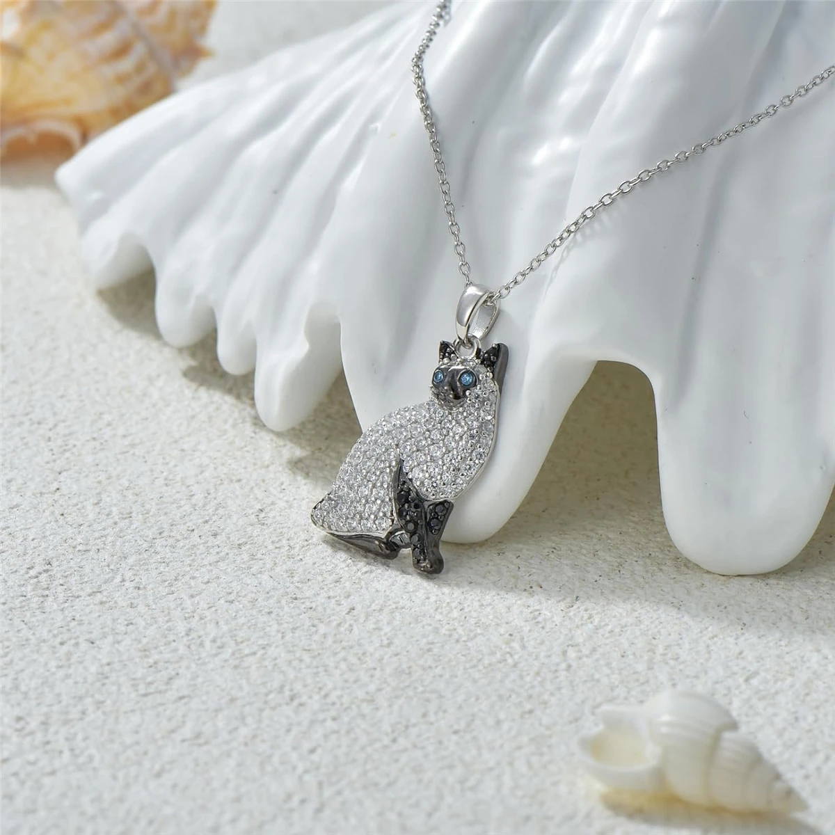 Creative Cute Blue-eyed Siamese Cat Pendant Necklace for Women Exquisite Pet Kitten Jewelry Accessories Cat Lovers Holiday Gifts