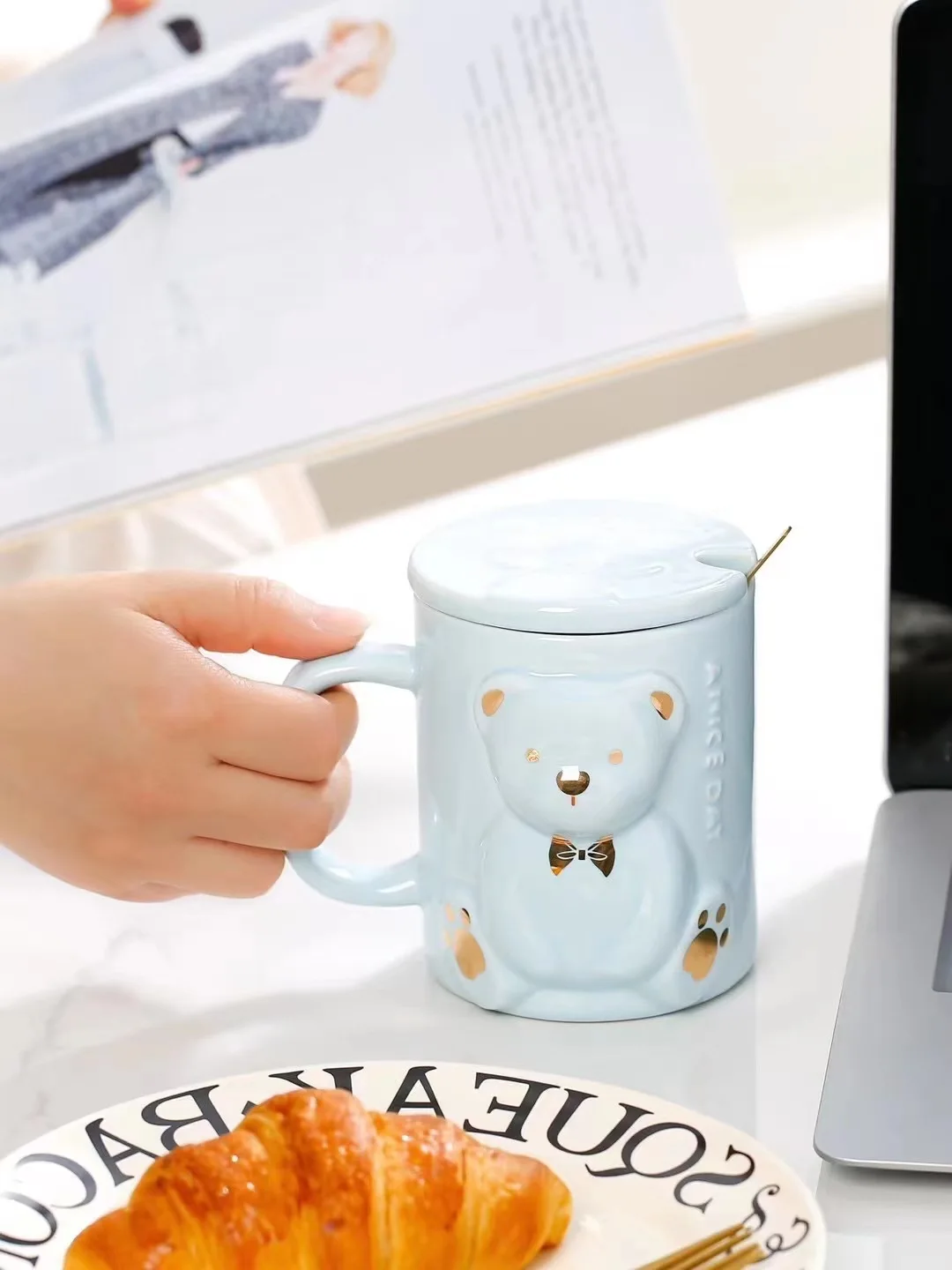 400ML Creative cartoon embossed bear ceramic mug, 400ML gift coffee cup with lid spoon