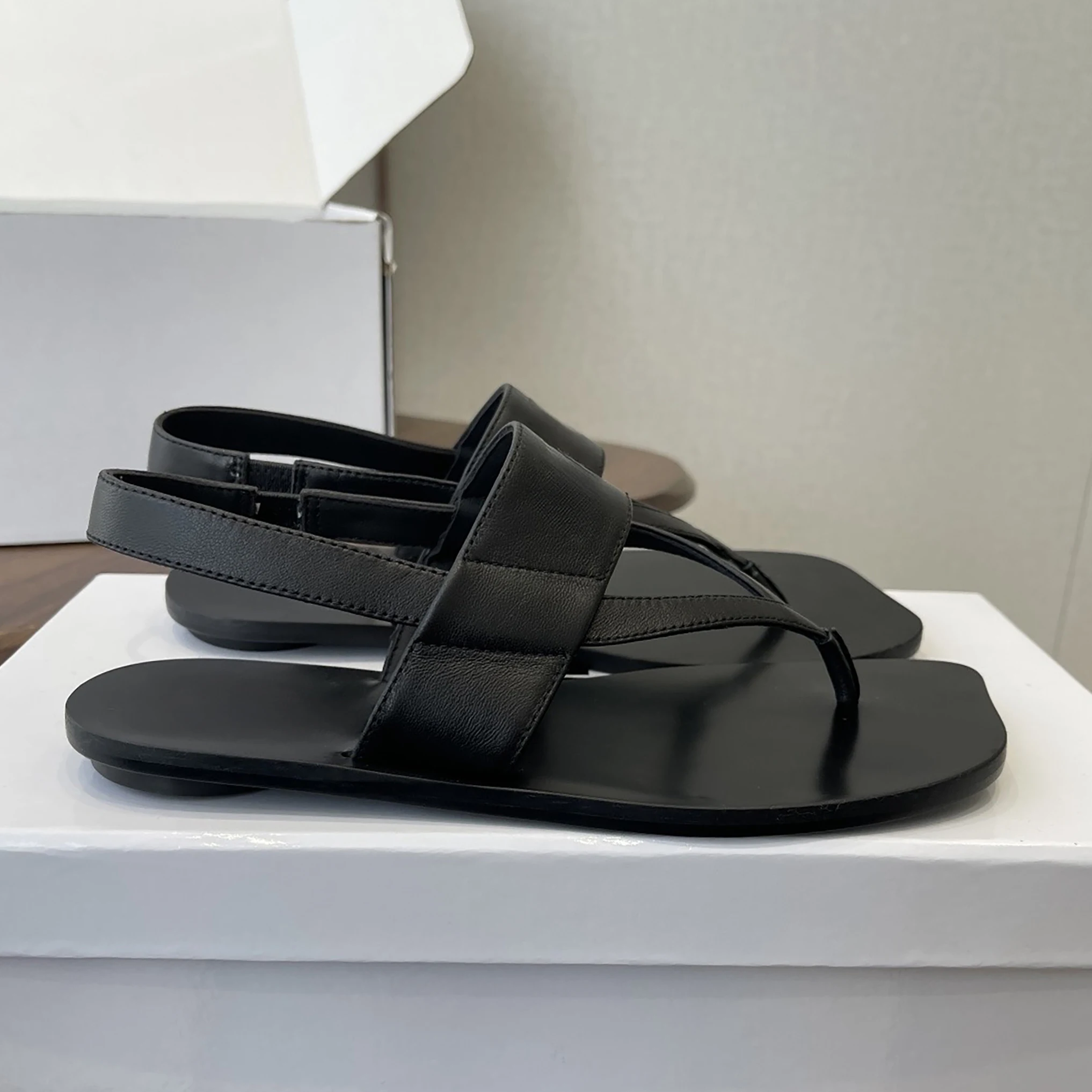 

2026 French summer new leather clip toe flat sandals women's word sandals sheepskin single shoes soft top black shoes