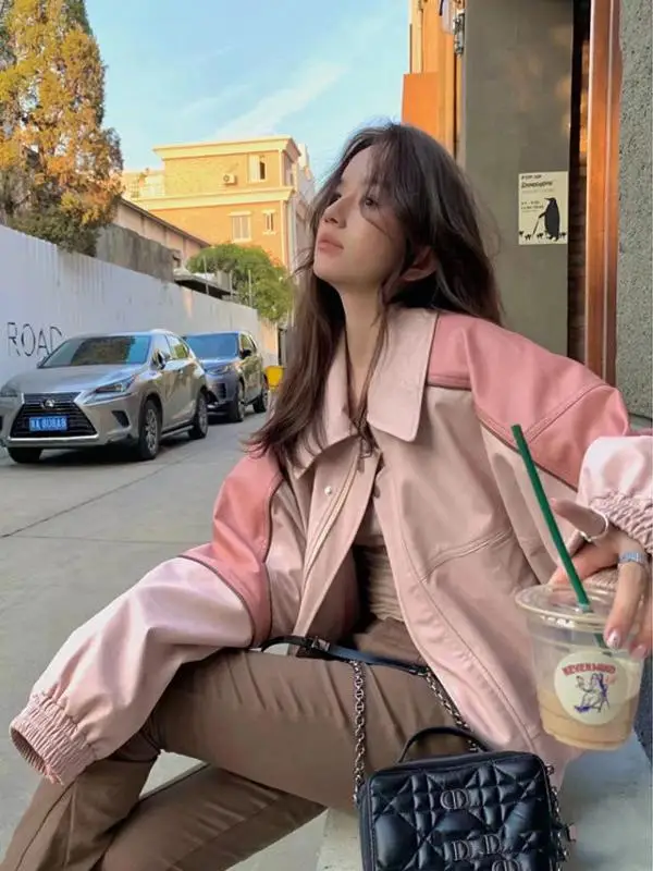 جاكيت نسائي قصير من الجلد الصناعي على الطراز الأمريكي، موديل 2024 الجديد، بتصميم أوروبي، لون وردي، إحساس راقي، جاكيت دراجات ن...