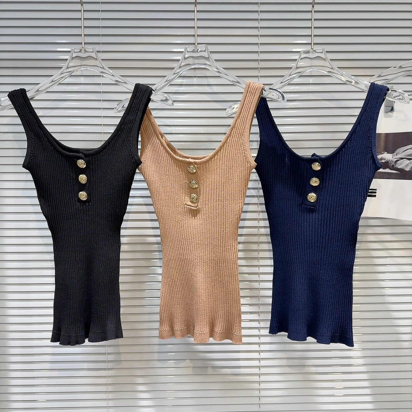 

2025 Summer New Sexy Metal Button Design Pure Color Slim Knit Vest Top Women