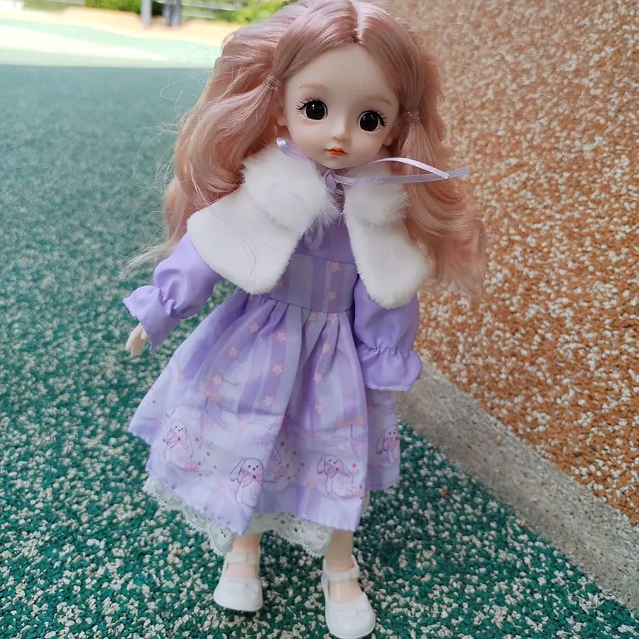 魅力的な28cmの人形は素敵な服を着ています。6歳から10歳の女の子にぴったりの玩具です。BJD人形用の1/6スケールの衣装が付いています。