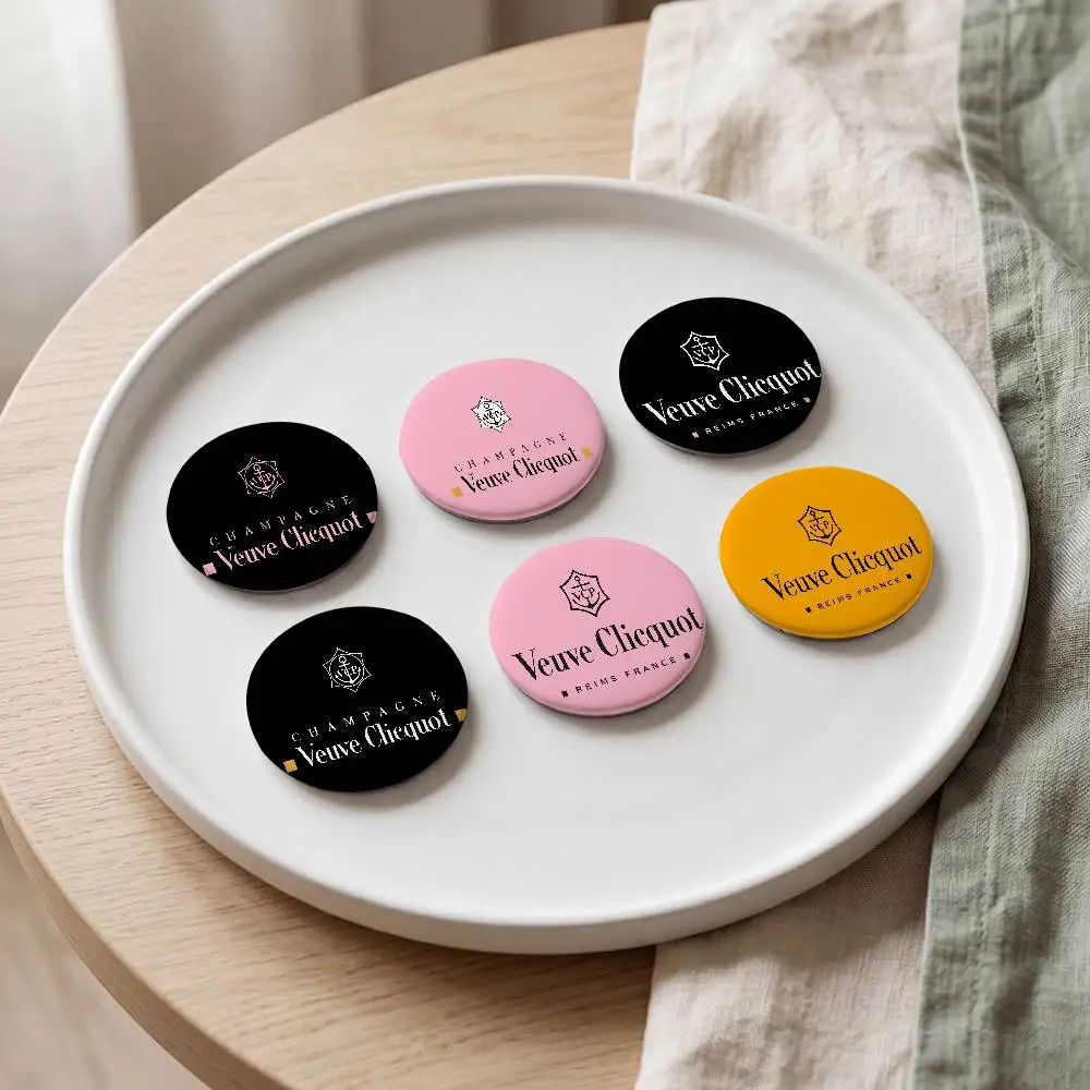 Insignias de hojalata V-Veuve C-Clicquot de 25, 32, 44, 58, 75 mm, redondas, para cosplay, decoración de bolsos, regalos para fans, coleccionistas, amigos, broche, recuerdo
