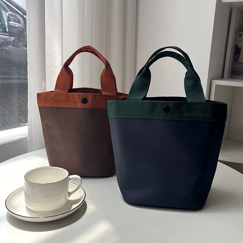 حقيبة غداء أسطوانية كبيرة السعة محمولة باليد مقاومة للماء ومتعددة الاستخدامات للتنقل اليومي بلون بسيط