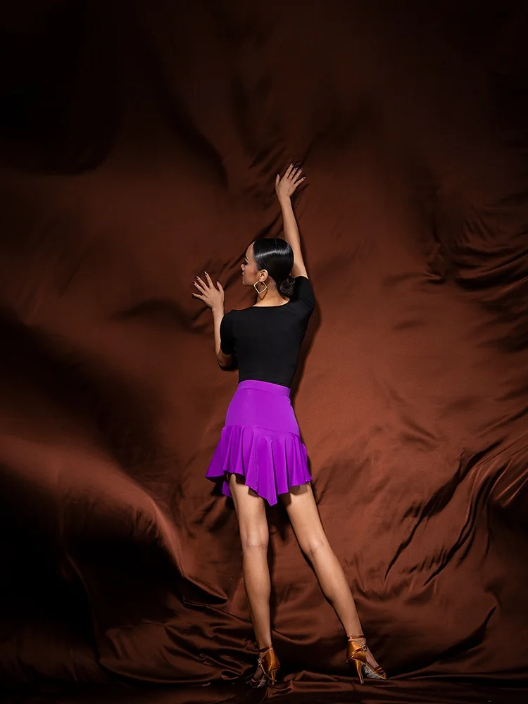 Spódnica do tańca latynoamerykańskiego WJJdance, damska, nowość 2025, z rozcięciem z boku, plisowana, asymetryczny dół, materiał poliestrowy, odzież fitness.