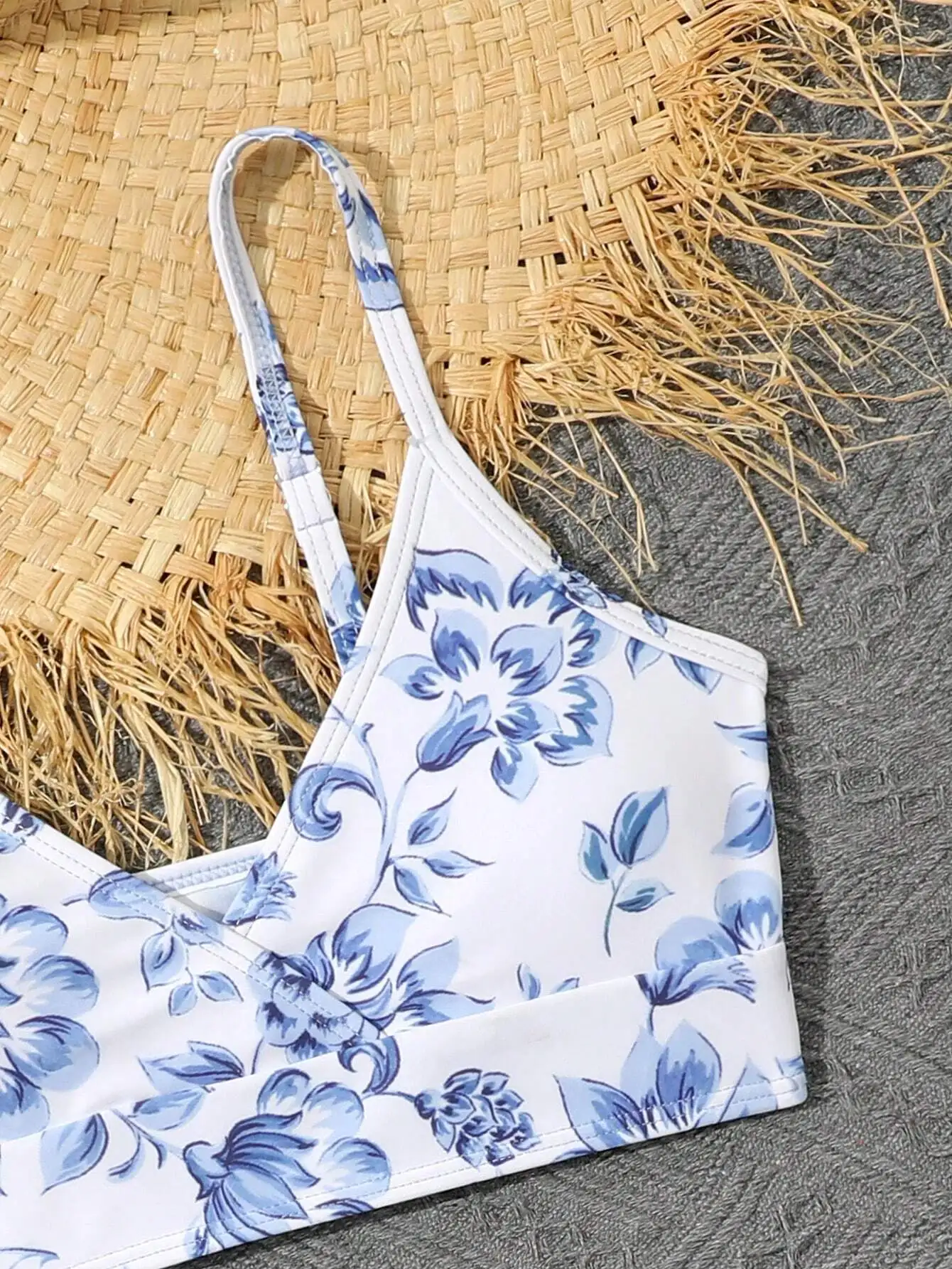 

Бикини-топ с белой основой и синим цветочным принтом, с регулируемыми бретелями и подходящей юбкой для летнего пляжного отдыха